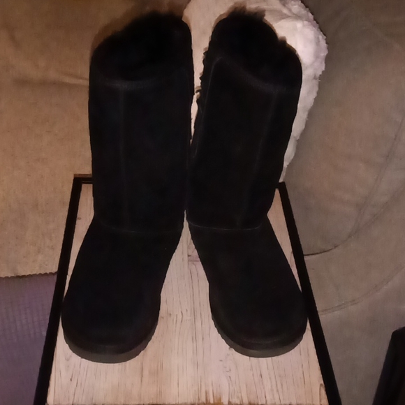 Ugg Boots - Picture 1 of 8